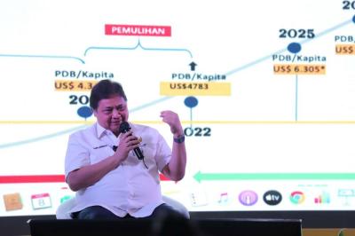 Menteri Koordinator Bidang Perekonomian Airlangga Hartarto memberikan keterangan pada kegiatan Social Space Sewindu PSN di Jakarta, Senin (8/5/2023).
