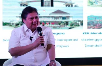 Menteri Koordinator Bidang Perekonomian Airlangga Hartarto memberikan keterangan pada kegiatan Social Space Sewindu PSN di Jakarta, Senin (8/5/2023).