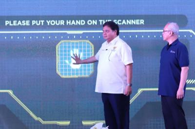Airlangga Hartarto (kiri) bersama Deputi Bid Koordinasi Pemgembangan Wilayah dan Tata Ruang Wahyu Utomo meresmikan kampanye sewindu PSN.