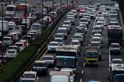 Ribuan kendaraan terjebak kemacetan saat jam pulang kerja di sejumlah ruas Jalan Jakarta, Rabu (10/5/2023).