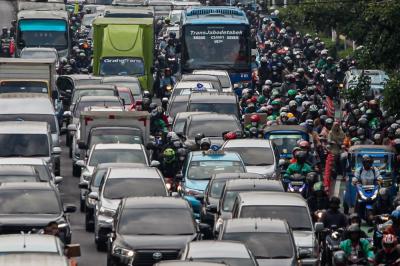 Ribuan kendaraan terjebak kemacetan saat jam pulang kerja di sejumlah ruas Jalan Jakarta, Rabu (10/5/2023).