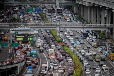 Ribuan kendaraan terjebak kemacetan saat jam pulang kerja di sejumlah ruas Jalan Jakarta, Rabu (10/5/2023).