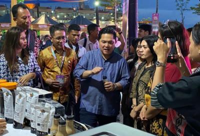 Menteri BUMN Erick Thohir mengunjungi booth pameran UMKM di acara SMEs HUB, Selasa (9/5/2023).