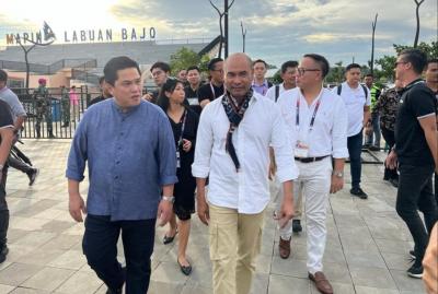 Menteri BUMN Erick Thohir bersama dengan Gubernur NTT Viktor Laiskodat meninjau SMEs HUB di Marina Waterfront Labuan Bajo, NTT, Selasa (9/5/2023).