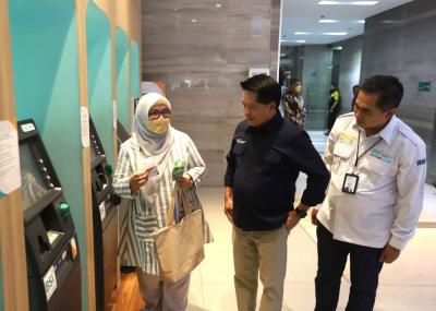 Direktur Utama PT Bank Syariah Indonesia, Tbk (BSI) Hery Gunardi (tengah) didampingi RCEO BSI Jakarta 1 Deden Durachman (kanan) berbincang dengan nasabah.