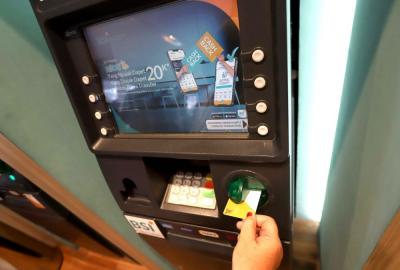 Nasabah melakukan transaksi di mesin anjungan tunai mandiri (ATM) di Gedung Wisma Mandiri I di Jakarta.