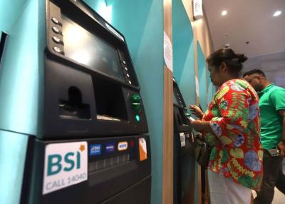 Nasabah melakukan transaksi di mesin anjungan tunai mandiri (ATM) di Gedung Wisma Mandiri I di Jakarta.