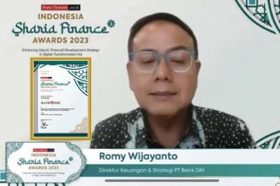 Direktur Keuangan & Strategi Bank DKI Romy Wijayanto (kanan) menerima penghargaan dari Warta Ekonomi .