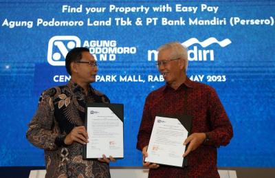 Dirut Agung Podomoro Land Bacelius Ruru (kanan) bersama Direktur Jaringan & Retail Banking Bank Mandiri Aquarius Rudianto menunjukkan dokumen kerja sama.