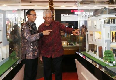 Dirut Agung Podomoro Land Bacelius Ruru (kanan) bersama Direktur Jaringan & Retail Banking Bank Mandiri Aquarius Rudianto melihat maket properti.