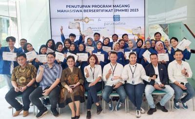Direktur PT MNC Life Assurance Risye Dillianti (tengah) berfoto bersama mahasiswa Universitas Paramadina di MNC Financial Center, Jakarta, Jumat (12/5/2023).
