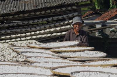 Hasim, perajin tepung aci menjemur bahan baku singkong di kawasan Kampung Pisang, Bogor, Jawa Barat, Jumat (12/5/2023).