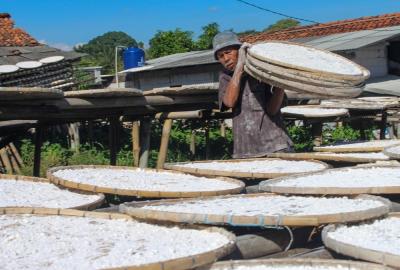 Hasim, perajin tepung aci menjemur bahan baku singkong di kawasan Kampung Pisang, Bogor, Jawa Barat, Jumat (12/5/2023).