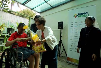 GGOD MNC Vision Networks Vera Tanamihardja menyapa salah satu anak di Yayasan Bhakti Luhur.