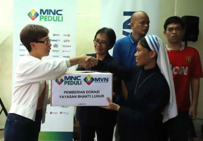 GGOD MNC Vision Networks Vera Tanamihardja menyerahkan bantuan donasi secara simbolis kepada Yuli, perwakilan dari Yayasan Bhakti Luhur di Yayasan Bhakti Luhur,