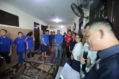 GGOD MNC Vision Networks Vera Tanamihardja menyerahkan bantuan donasi secara simbolis kepada Yuli, perwakilan dari Yayasan Bhakti Luhur di Yayasan Bhakti Luhur,