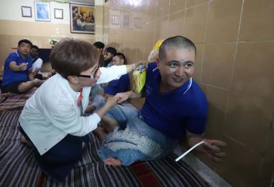GGOD MNC Vision Networks Vera Tanamihardja menyapa salah satu anak di Yayasan Bhakti Luhur.