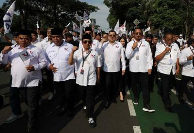 Ketua Umum Perindo Hary Tanoesoedibjo memimpin longmarch menuju Gedung KPU di kawasan Menteng Jakarta Pusat, Minggu (14/5/2023).