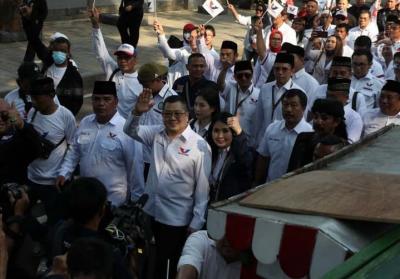 Ketua Umum Perindo Hary Tanoesoedibjo memimpin longmarch menuju Gedung KPU di kawasan Menteng Jakarta Pusat, Minggu (14/5/2023).