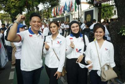Ratu Nabila, Zeze Shihab serta presenter Dian Mirza turut hadir pada pendaftaran bacaleg Perindo di Gedung KPU Jakarta.