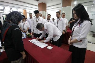 Ketua Umum Perindo Hary Tanoesoedibjo tiba di Gedng KPU untuk menyerahkan berkas pengajuan bakal calon legislatif (bacaleg) Partai Perindo.