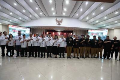 Ketua Umum Perindo Hary Tanoesoedibjo foto bersama sejumlah anggota KPU saat menyerahkan berkas pengajuan bakal calon legislatif (bacaleg) Partai Perindo.