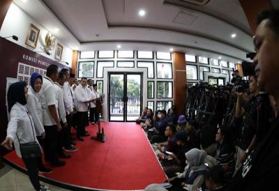 Ketua Umum Perindo Hary Tanoesoedibjo memberikan keterangan pers saat menyerahkan berkas pengajuan bakal calon legislatif (bacaleg) Partai Perindo.