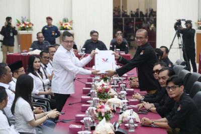 Ketua Umum Perindo Hary Tanoesoedibjo menyerahkan berkas pengajuan bakal calon legislatif (bacaleg) Partai Perindo yang diterima oleh Ketua KPU Hasyim Asy'ari.