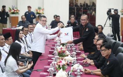 Ketua Umum Perindo Hary Tanoesoedibjo menyerahkan berkas pengajuan bakal calon legislatif (bacaleg) Partai Perindo yang diterima oleh Ketua KPU Hasyim Asy'ari.
