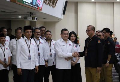 Ketua Umum Perindo Hary Tanoesoedibjo tiba di Gedng KPU untuk menyerahkan berkas pengajuan bakal calon legislatif (bacaleg) Partai Perindo.