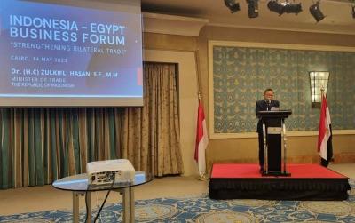 Menteri Perdagangan (Mendag) Zulkifli Hasan menyampaikan sambutan saat menghadiri acara Forum Bisnis Indonesia-Mesir di Kairo, Mesir, Minggu (14/5/2023).