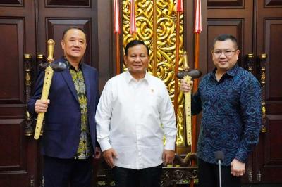 Menteri Pertahanan Prabowo Subianto menerima Ketua Umum Partai Perindo Hary Tanoesoedibjo dan Paguyuban Sosial Marga Tionghoa Indonesia (PSMTI) .