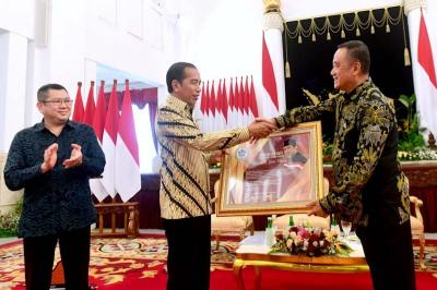 Presiden Joko Widodo menerima cenderamata dari Paguyuban Sosial Marga Tionghoa Indonesia (PSMTI) di Istana Negara, Jakarta.