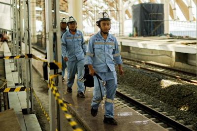Sejumlah pekerja beraktivitas di proyek pembangunan Stasiun Halim Kereta Cepat Jakarta-Bandung di Jakarta Timur, Rabu (17/5/2023).