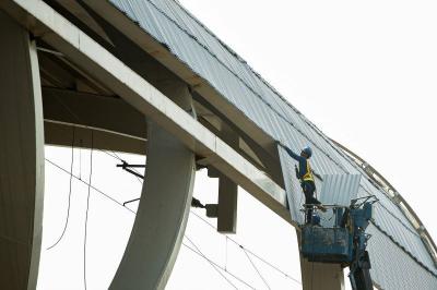Sejumlah pekerja beraktivitas di proyek pembangunan Stasiun Halim Kereta Cepat Jakarta-Bandung di Jakarta Timur, Rabu (17/5/2023).