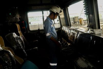 Sejumlah pekerja beraktivitas di proyek pembangunan Stasiun Halim Kereta Cepat Jakarta-Bandung di Jakarta Timur, Rabu (17/5/2023).