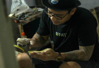 Satria Conayio (34), tengah menyelesaikan pembuatan katapel dengan merk dagang Little Margo Catapult di Kota Depok, Jawa Barat, Rabu (17/5/2023).
