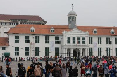 Pengunjung berwisata di halaman Museum Fatahillah kawasan Kota Tua Jakarta.