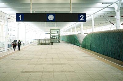 Pekerja menyelesaikan pembangunan Stasiun KA Cepat Tegalluar di Kabupaten Bandung, Jawa Barat, Rabu (17/5/2023).