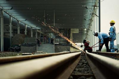 Pekerja menyelesaikan pembangunan Stasiun KA Cepat Tegalluar di Kabupaten Bandung, Jawa Barat, Rabu (17/5/2023).