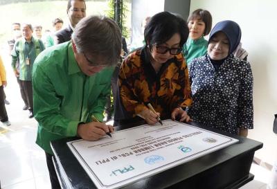 Dirjen PSLB3 Rosa Vivien Ratnawati (kanan) dan Presdir PT PPLI Yoshiaki Chida (kiri) menandatangani prasasti saat peresmian penggunaan fasilitas pengolahan PCBs