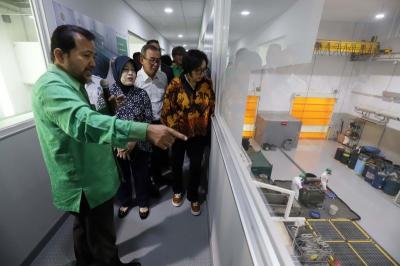 Dirjen PSLB3 Rosa Vivien Ratnawati meninjau fasilitas pengolahan PCBs.