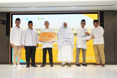 Direktur Sales dan Distribution BSI Anton Sukarna menyerahkan Kartu Debit Haji Indonesia kepada sejumlah calon jamaah haji.