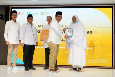 Direktur Sales dan Distribution BSI Anton Sukarna menyerahkan Kartu Debit Haji Indonesia kepada sejumlah calon jamaah haji.