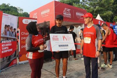 CEO Generali Indonesia Edy Tuhirman (kanan) secara simbolis menyerahkan proteksi untuk pelari Borobudur Marathon 2023