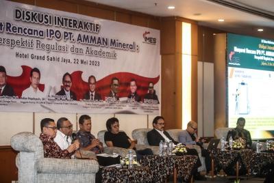 Anggota DPR Komisi VII Adian Napitupulu memaparkan pandangannya terkait rencana PT AMMAN Mineral Internasional melantai di bursa.