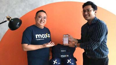CEO Moxa Lim Lizal dengan konsumen pengguna layanan Pinjaman Modal Usaha dari FINATRA di aplikasi Moxa.