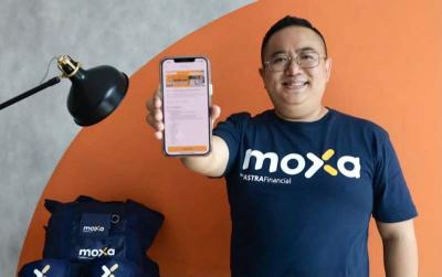 CEO Moxa Lim Lizal menunjukkan layanan Pinjaman Modal Usaha dari FINATRA di aplikasi Moxa.