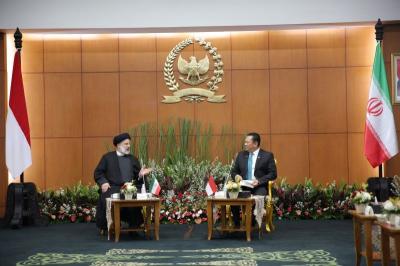 Ketua MPR RI Bambang Soesatyo (kanan) berbincang dengan Presiden Iran Ebrahim Raeisi di ruang delegasi, Gedung Nusantara V, Kompleks Parlemen.