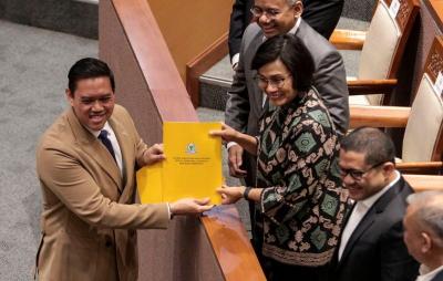 Menteri Keuangan Sri Mulyani menghadiri Rapat Paripurna DPR RI ke-24 Masa Sidang V Tahun 2022-2023 di gedung Parlemen, Senayan, Jakarta.